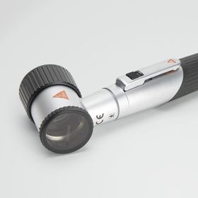 Dermatoscopio-Mini-3000-e-Disco-Cont-S--Esca-e-Cabo-25V-e-Oleo-10-ml-Lamp-Blister-Heine.jpg